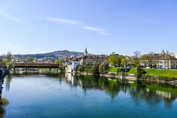 Olten, Aare, Fluss, Uferweg, Flussufer, Stadtturm, Altstadt, Holzbrücke, Frühling, Frühlingssonne, Solothurn, Schweiz