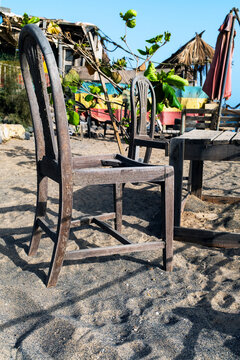un vieux bar de plage abandonn&eacute; sur la corniche des Almadies &agrave; Dakar au S&eacute;n&eacute;gal en Afrique de l'Ouest