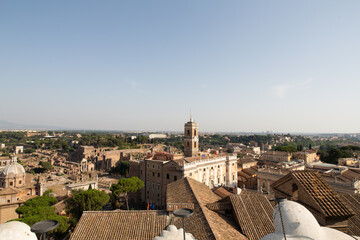 Obraz premium Stunning panoramic view of the Roman Forum and surrounding city, showcasing ancient ruins and modern architecture.