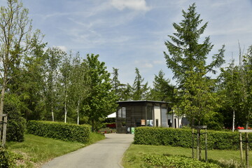 L'un des pavillons de tourisme dans la nature luxuriante au domaine provincial de Chevetogne (Ciney)