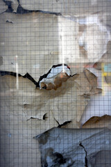 Papiers d&eacute;chir&eacute;s derri&egrave;re du grillage