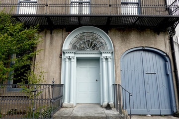 Porte d'entrée à colonnes et façade d'un immeuble en Irlande