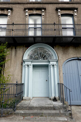 Porte d'entrée à colonnes et façade d'un immeuble en Irlande