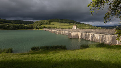 Fototapeta premium Le réservoir de Grosbois, composé de deux barrages, est situé à Grosbois-en-Montagne, dans le département de la Côte-d'Or en France, sur le cours de la Brenne (bassin de la Seine).