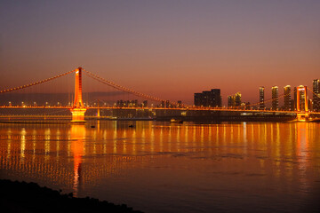 Fototapeta premium Wuhan Yingwuzhou Yangtze River Bridge at night