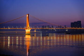 Obraz premium Wuhan Yingwuzhou Yangtze River Bridge at dusk