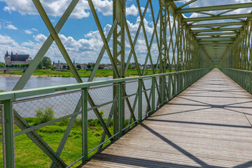 La Passerelle de Sully-sur-Loire avec son château sur la gauche