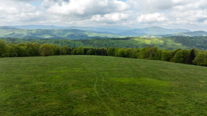Obraz premium Beskid śląski, hala Jaworowa z drona, widok na Skrzyczne i halę Jaworową. 