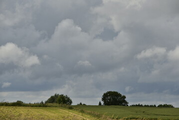 Cumulonimbus foncé au dessus d'un paysage rural à Écaussinnes-d'Enghien (Soignies)