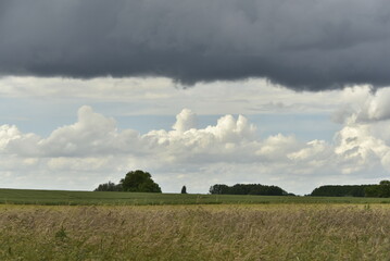 Obraz premium Nuage d'orage au dessus d'un paysage rural à Écaussinnes-d'Enghien (Soignies)