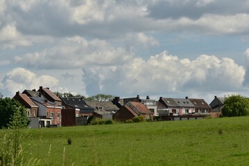 Rangée de maisons traditionnelles le long d'une prairie à Écaussinnes-d'Enghien (Soignies)