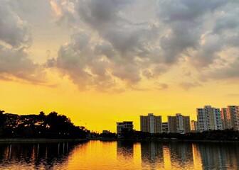 Fototapeta premium City Skyline and Lake at Golden Sunset
