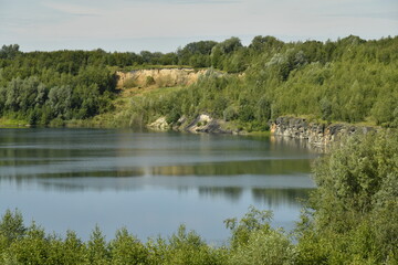 L'une des anciennes carrières remplies d'eau entourée d'une végétation luxuriante à Écaussinnes-D'Enghien (Soignies)