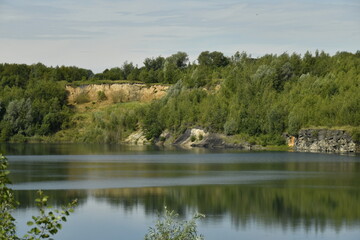 Reflet de la végétation luxuriante dans les eaux cristallines d'une ancienne carrière à Écaussinnes-d'Enghien (Soignies)