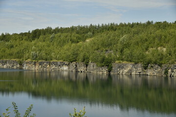 Reflet de la végétation luxuriante dans les eaux cristallines d'une ancienne carrière à Écaussinnes-d'Enghien (Soignies)