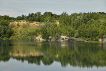 Reflet de la végétation luxuriante dans les eaux cristallines d'une ancienne carrière à Écaussinnes-d'Enghien (Soignies)