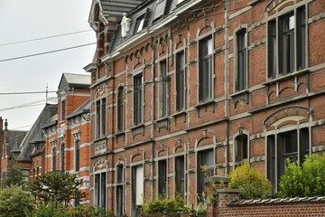 Façades typiques en briques rouges et pierres bleues des maisons de maître à Écaussinnes-d'Enghien (Soignies)