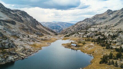 Obraz premium Aerial view of a picturesque landscape featuring a winding river surrounded by lush green forests and vibrant fall foliage.