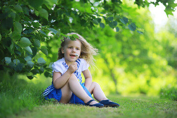 Obraz premium Happy little girl with flowers in the field