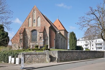 Grömitz - Nicolaikirche im Frühjahr