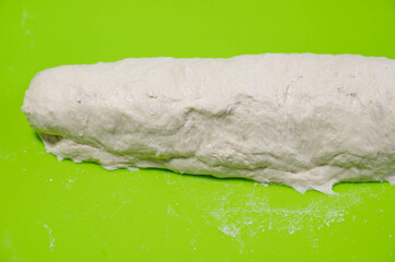 成形した高加水パン生地　フランスパン