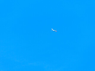 Passagiermaschiene am blauen Himmel