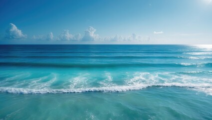 Obraz premium Tranquil ocean horizon with bright sky and gentle waves