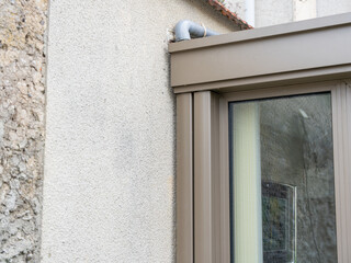 Détail d’un coin de véranda en bordure, mettant en valeur les matériaux, la structure et l’intégration harmonieuse avec l’extérieur.
