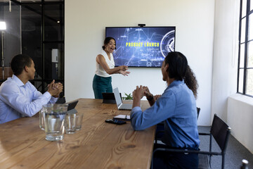 Obraz premium Business team discussing product launch presentation in modern conference room