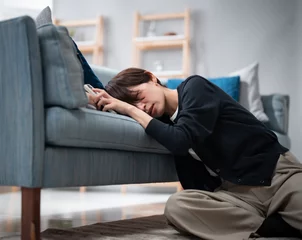 Zelfklevend Fotobehang 疲れて倒れる女性 © naka
