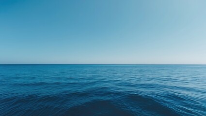 Obraz premium Serene blue waters meeting the sky at the horizon line