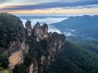 Fototapeta premium Echo point and Three Sisters in Blue mountains, Australia