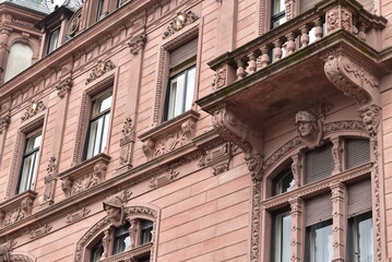 Obraz premium Façade murale rouge décorée style architecture renaissance à Heidelberg, en Allemagne