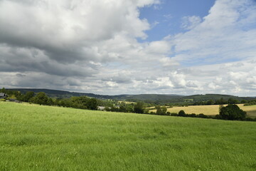Gros cumulus gris au dessus d'un paysage rural aux environs de Bra (Lierneux) 