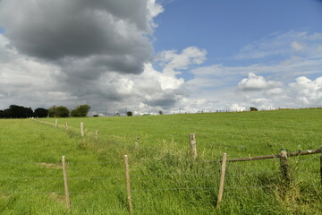 Gros cumulus gris au dessus d'un paysage rural aux environs de Bra (Lierneux) 