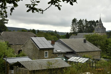 Fermes et maisons en pierres des Ardennes typiques au village de Bra (Lierneux)