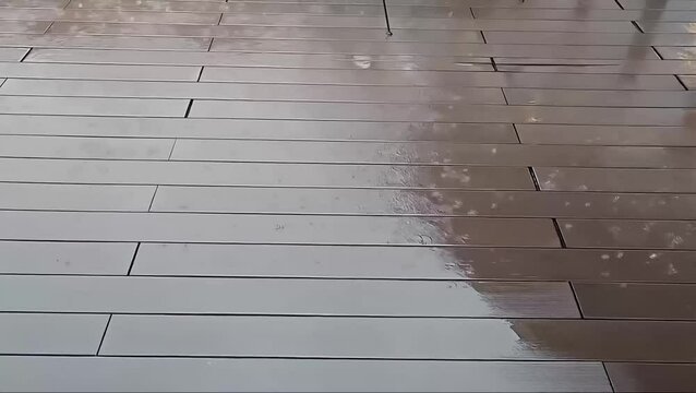 Est&aacute; lloviendo en el suelo de madera.