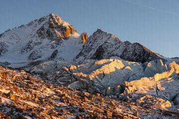 Glacier de montagne au soleil couchant