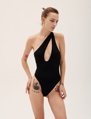 Obraz premium Girl model posing in studio on light background.