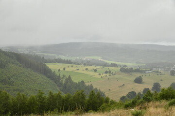 Pluie battante et nuages touchant les sommets des collines à Vielsalm (Verviers) 