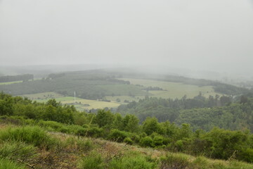 Pluie battante et nuages touchant les sommets des collines à Vielsalm (Verviers) 