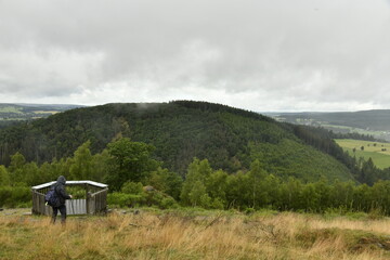 Nuage touchant le sommet d'une colline boisée près de point de vue panoramique à Vielsalm...