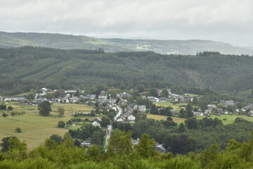 Salm-Château vu depuis le sommet d'une colline à Vielsalm 