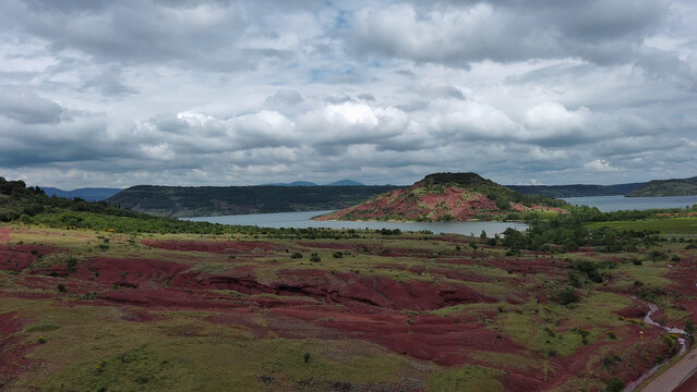 Panorama a&eacute;rien des ruffes rouges du lac du Salagou