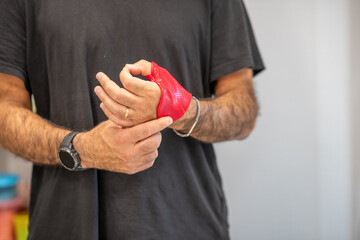 Wrapping elastic band around fingers and wrist