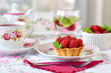 Mini tarts with raspberries