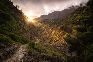Die untergehende Sonne scheint in die Caldera de Taburiente auf La Palma