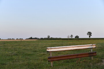 Barres métalliques dans une prairie au crépuscule à Ghislenghien (Ath)