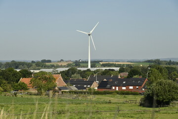 Éolienne dominant le village de Ghislenghien dans l'entité d'Ath 