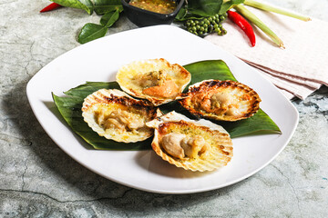 Griiled scallops in shell with cheese